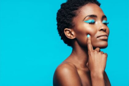 Maquillage bleu pour les yeux